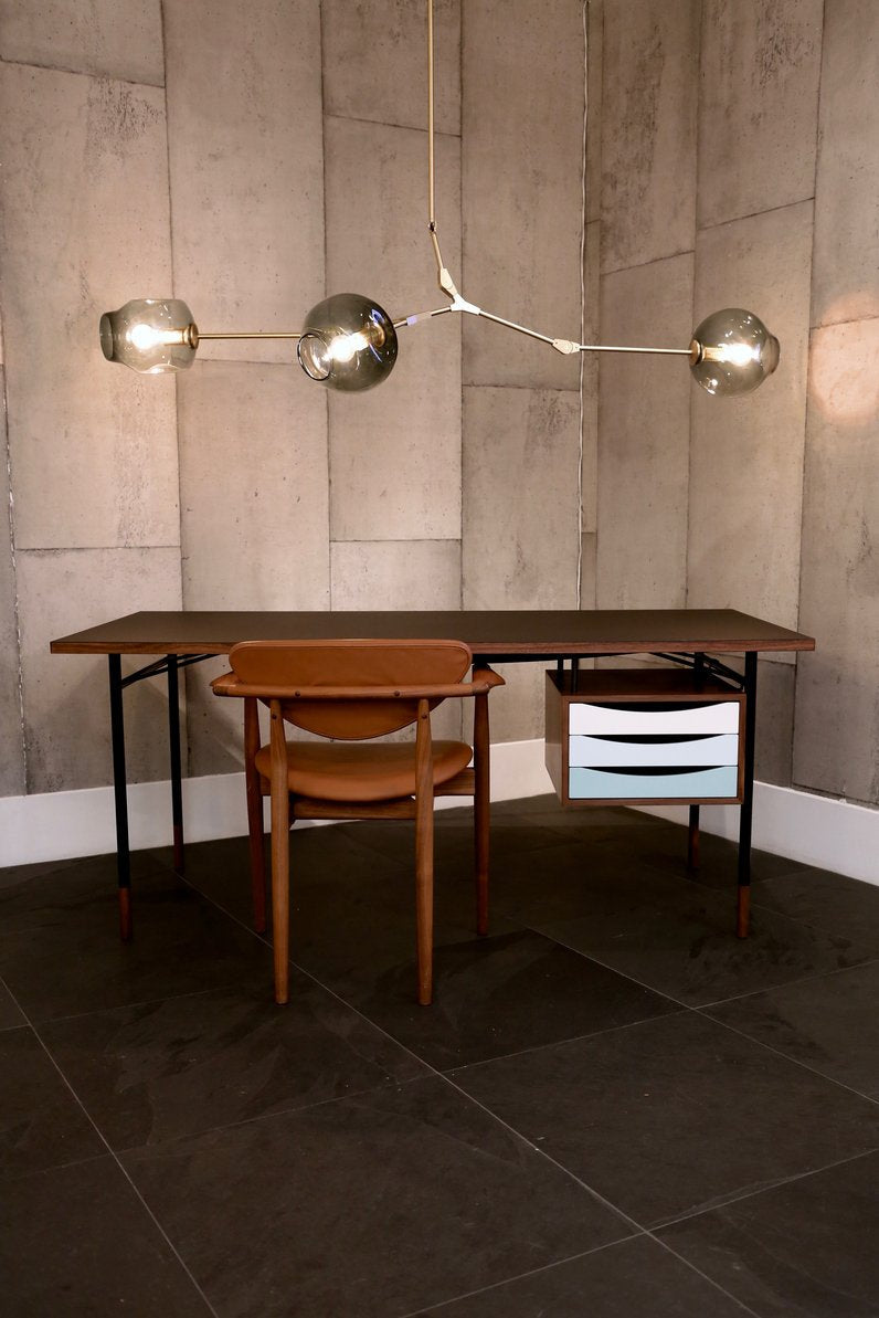 Chaise de salle à manger sans accoudoirs en noyer