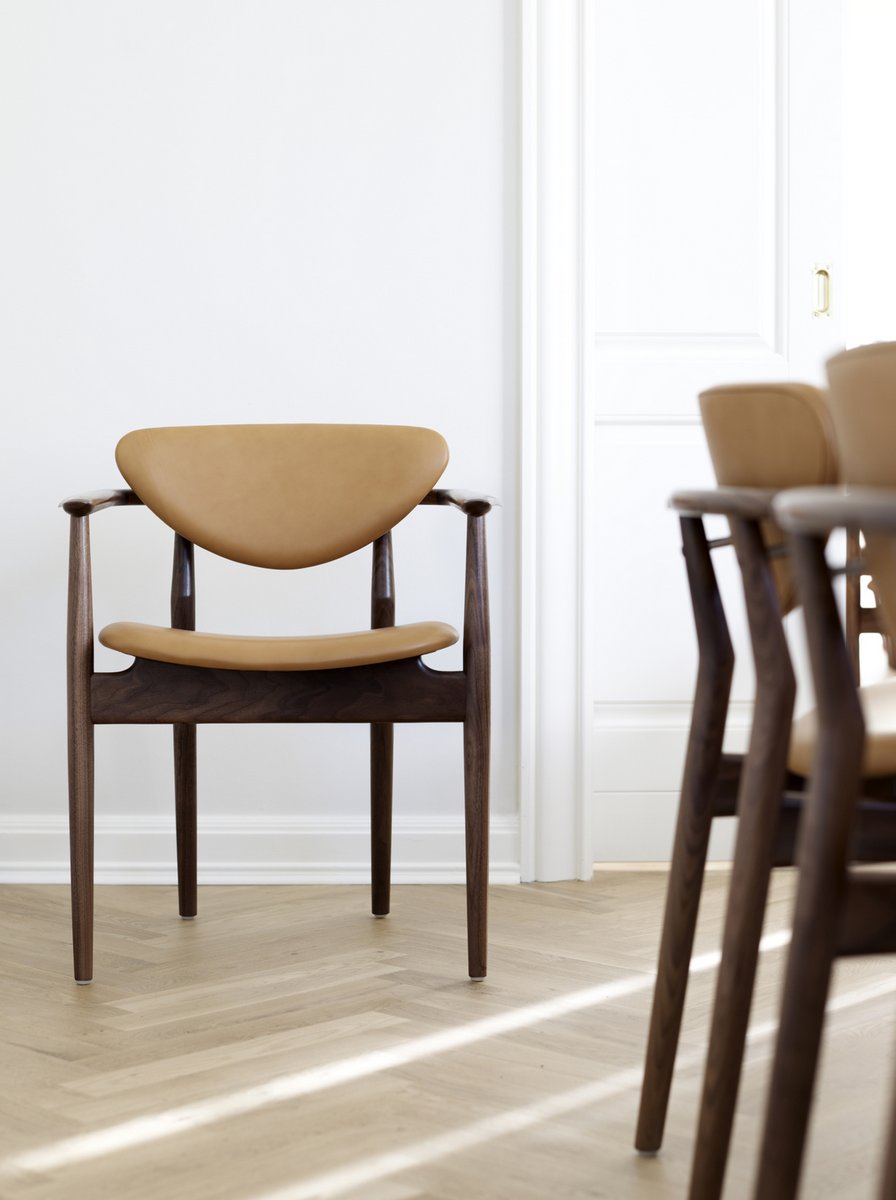 Chaise de salle à manger sans accoudoirs en noyer