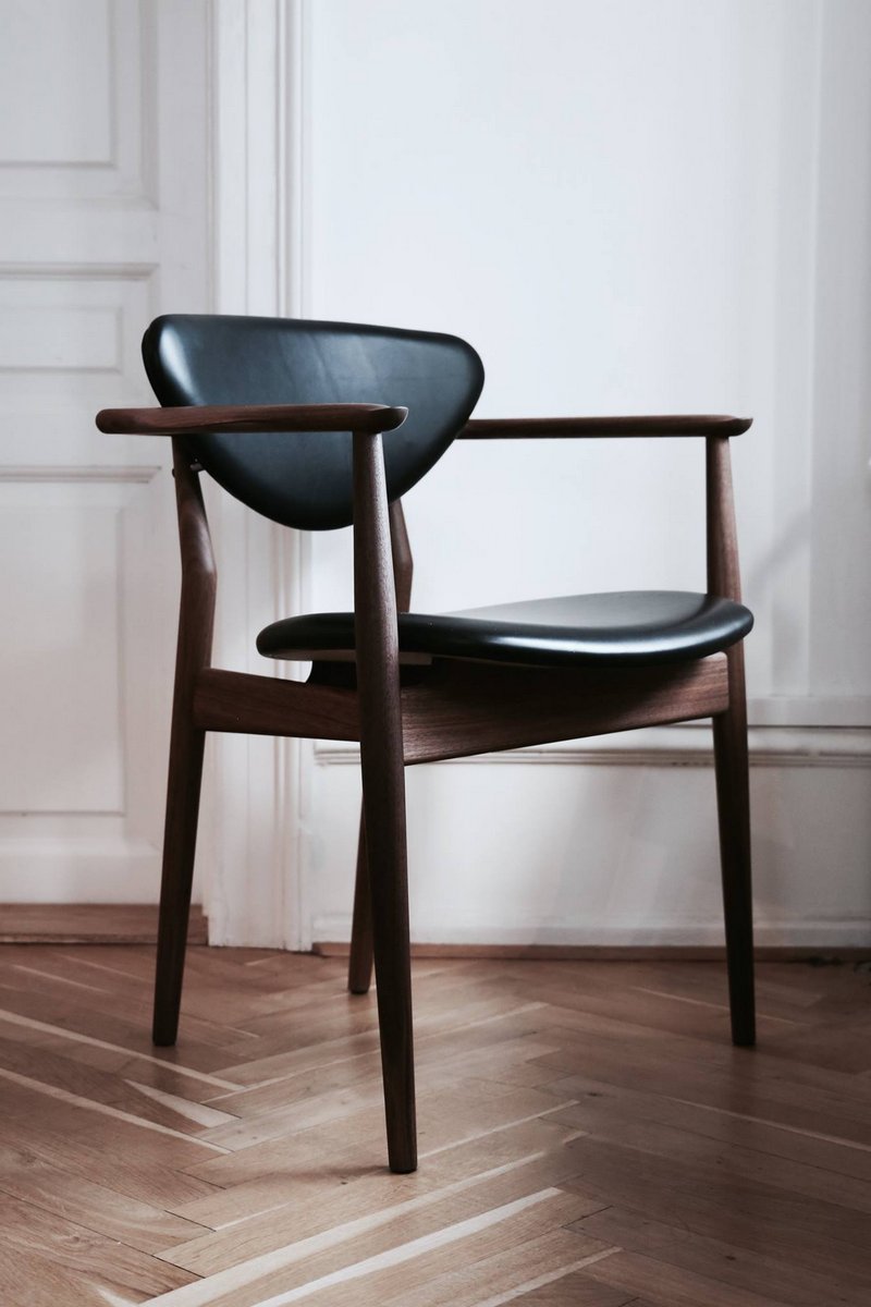 Chaise de salle à manger sans accoudoirs en noyer