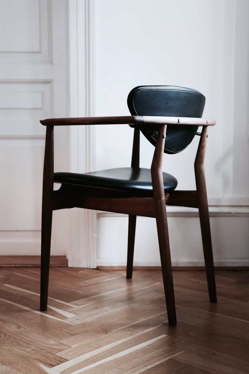 Chaise de salle à manger sans accoudoirs en noyer