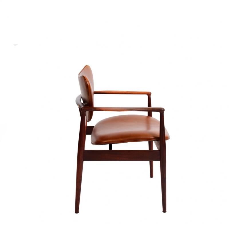 Fauteuil de salon en noyer