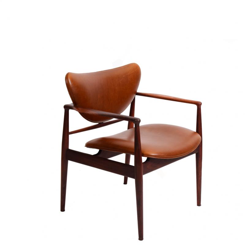 Fauteuil de salon en noyer